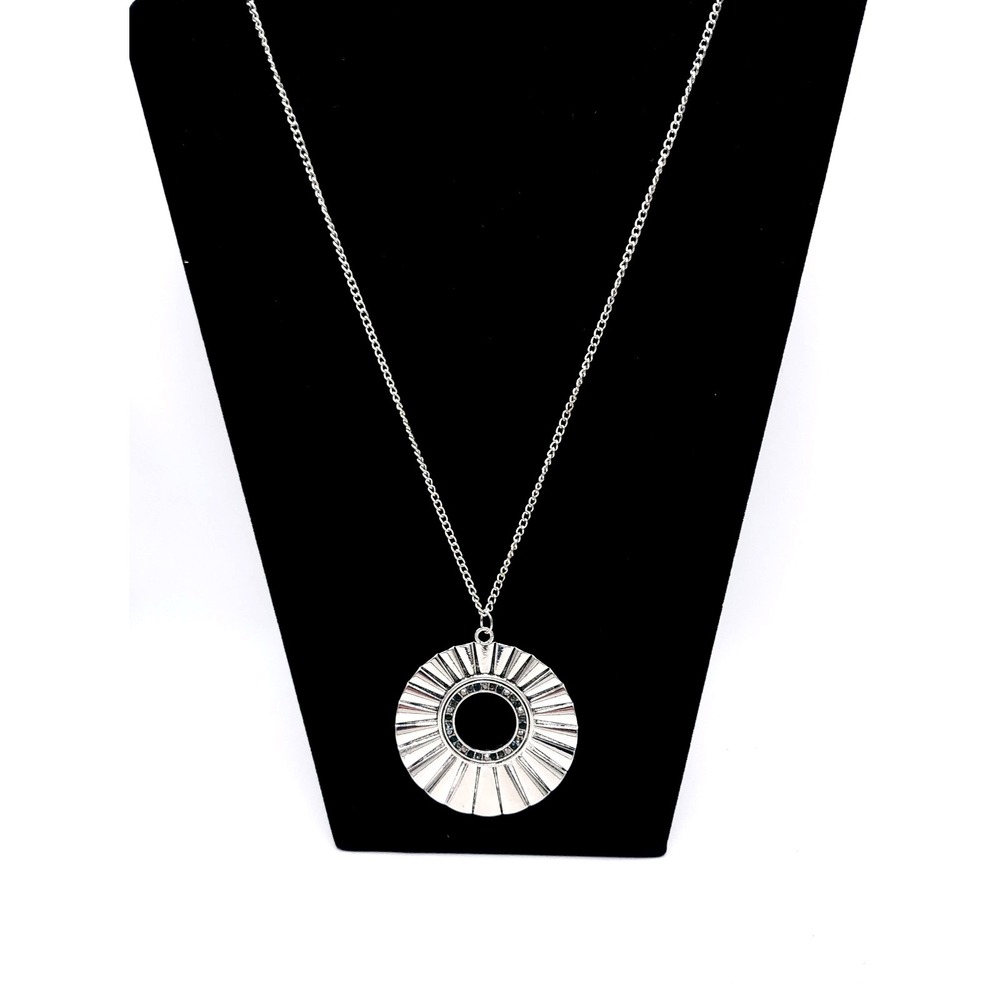 Paparazzi Chicly Centered Necklace Silver Circle Rhinestone‎ Pendant